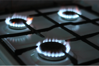 Die Gasflammen sind auf dem Herd ersichtlich