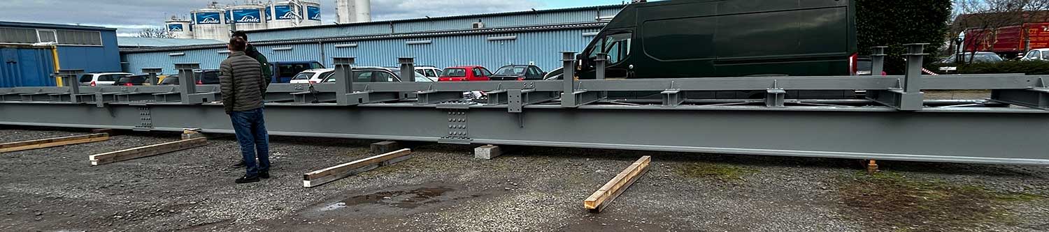 25 Meter lange Leitungsbrücke steht derzeit noch im Industriegebiet und wartet auf den Transport