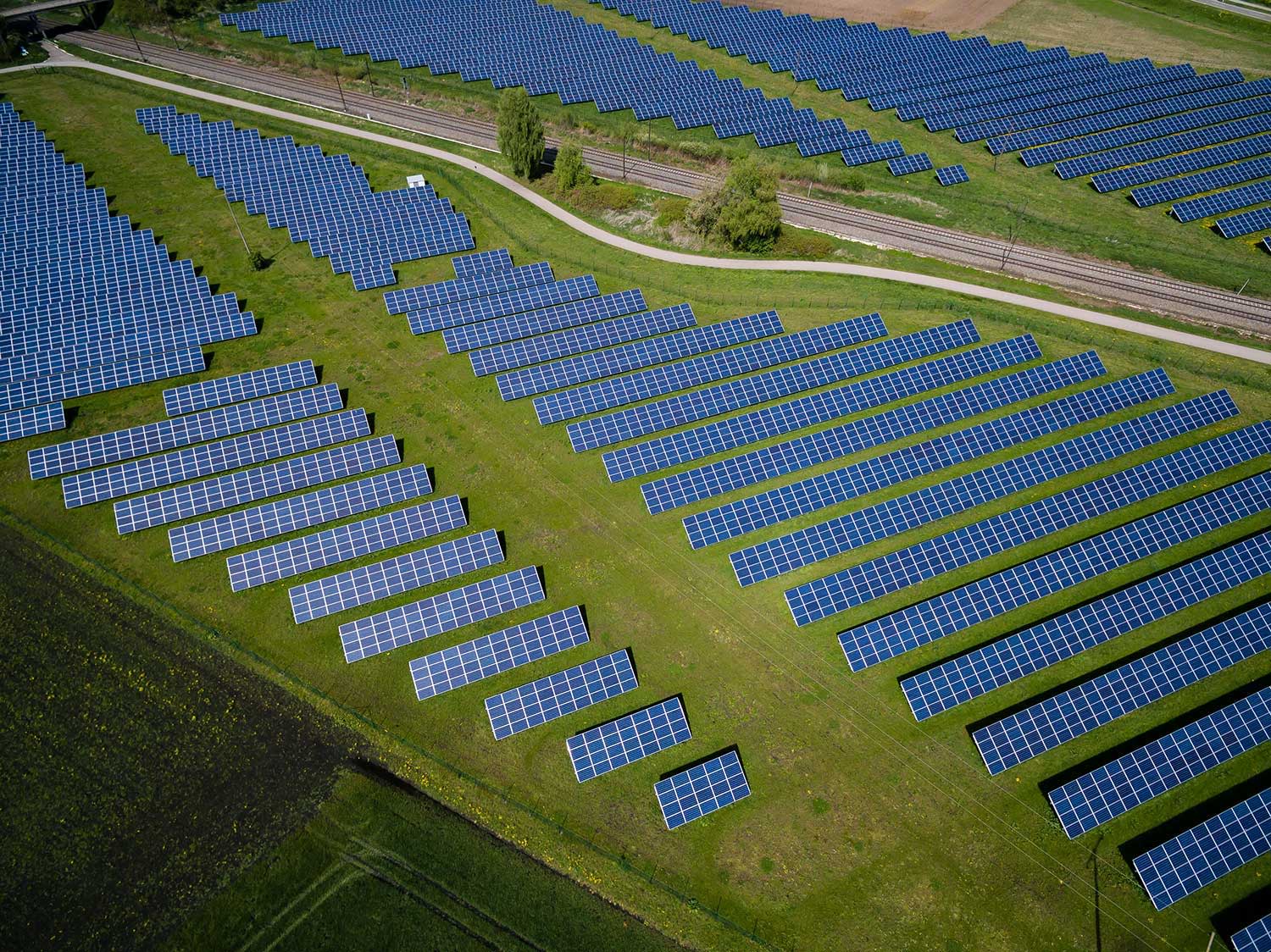 Luftaufnahme einer großflächigen Photovoltaikanlage