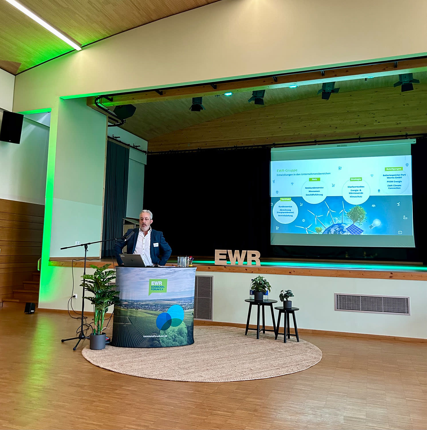 Vorstand Stephan Wilhelm steht hinter dem Podium und hält seinen Vortrag an der Mitgliederversammlung des EWR-Kommunalforums