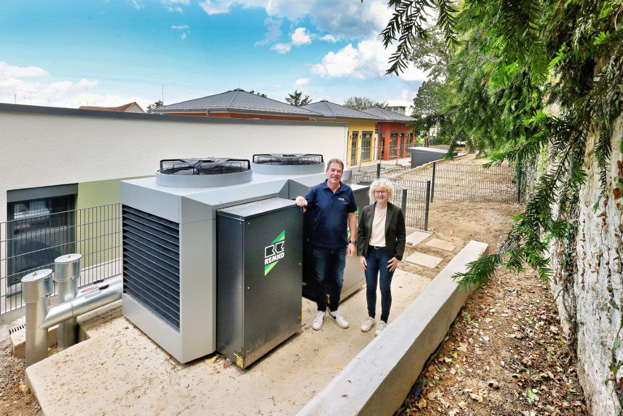 Titelbild Ortsbürgermeisterin Sabine Kröhle und EWR-Berater Uwe Schnur vor der Wärmepumpenanlage