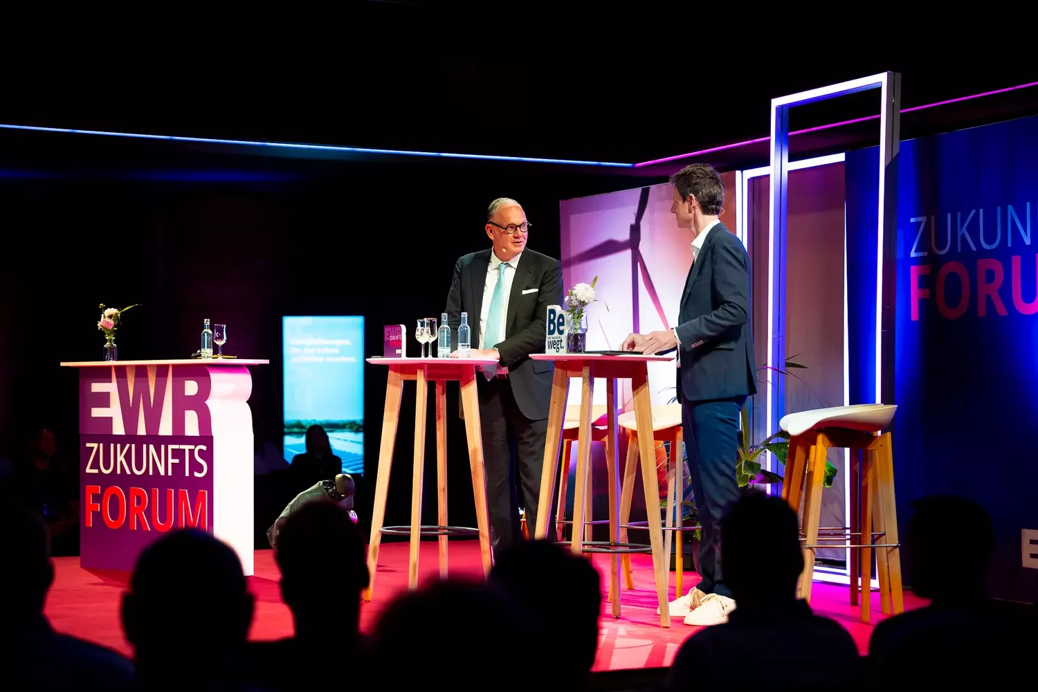 Zwei Personen stehen auf der Bühne beim Zukunftsforum 2026.