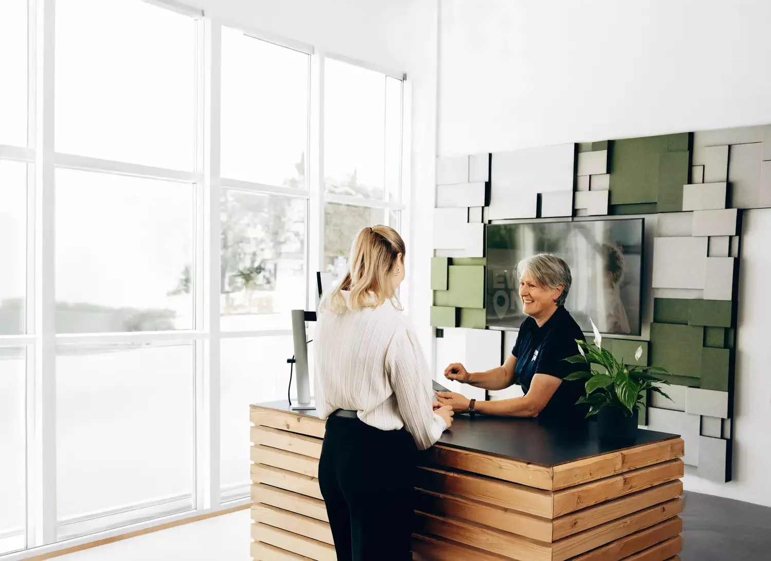 Mitarbeiterin des EWR One im Beratungsgespräch mit einer Frau