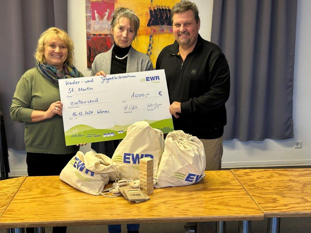 Norbert Hess, Betriebsratsvorsitzender der EWR, übergibt eine Spende in Worms Norbert Hess, Betriebsratsvorsitzender der EWR, übergibt eine Spende in Worms
