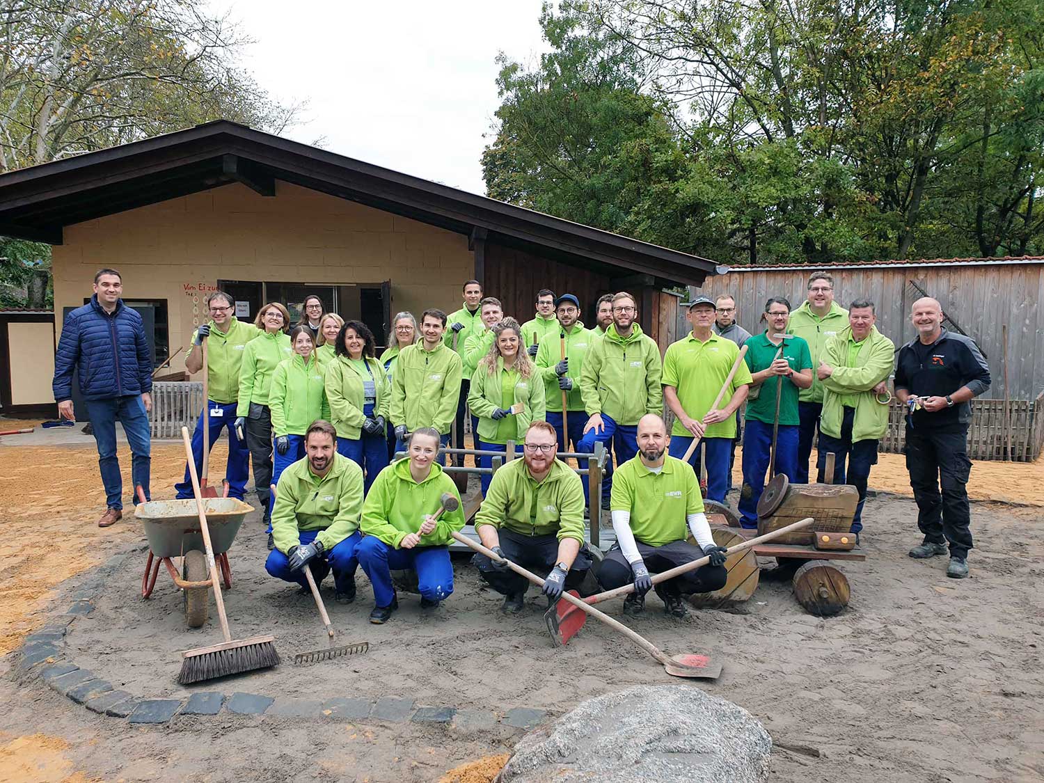 EWR Mitarbeiter beim Anpacktag im Tiergarten Worms