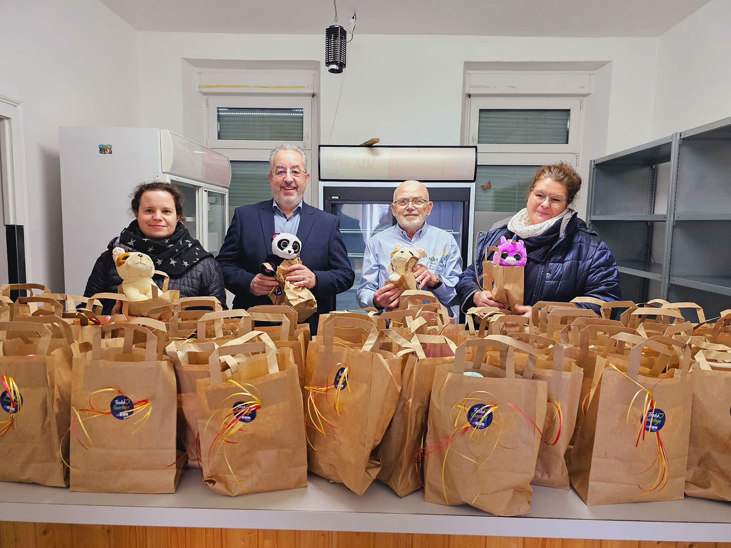Bianca Schneeweiß, Gerhard Gemünd und Sandra Körbes von der Tafel in Alzey nehmen die Geschenke von Stephan Wilhelm, Vorstandsspecher der EWR AG, entgegen. Bianca Schneeweiß, Gerhard Gemünd und Sandra Körbes von der Tafel in Alzey nehmen die Geschenke von Stephan Wilhelm, Vorstandsspecher der EWR AG, entgegen.