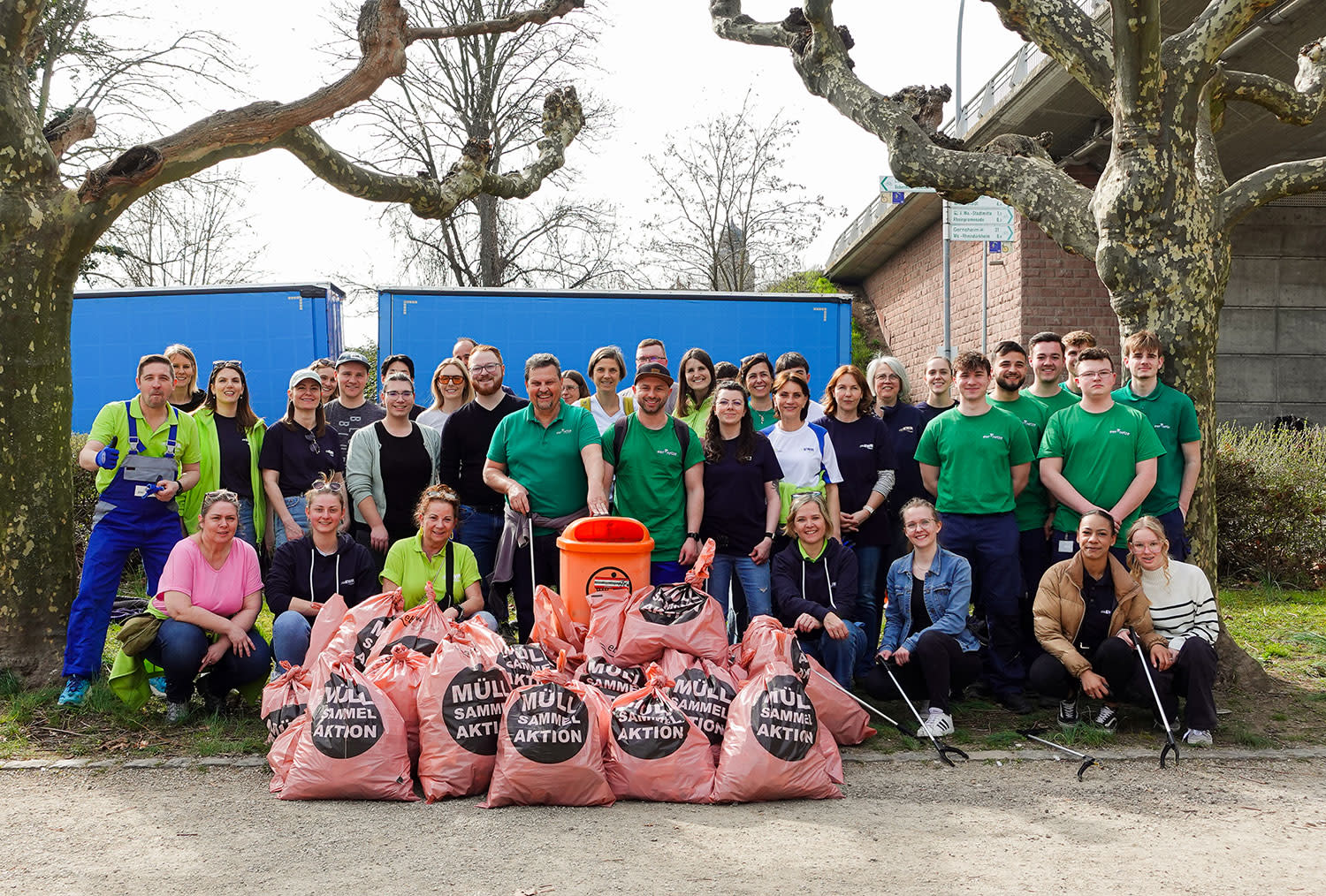 Titelbild Mitarbeiterinnen und Mitarbeiter von EWR bei der Müllsammelaktion.