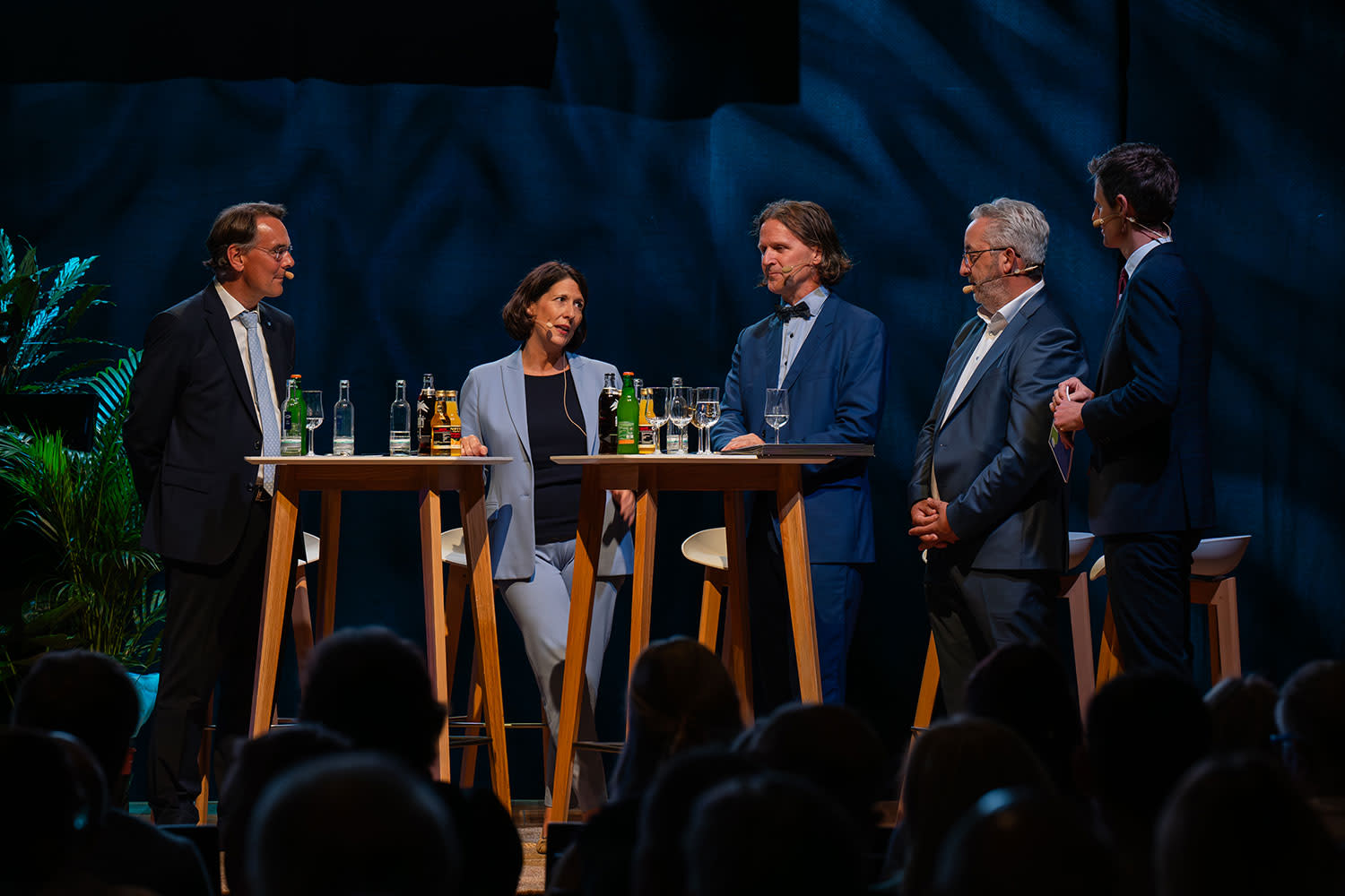 Titelbild Foto von Ingbert Liebing, Daniela Schmitt, Prof. Timo Leukefeld, Stephan Wilhelm und Markus Appelmann bei der Talkrunde auf dem Zukunftsforum 2024.