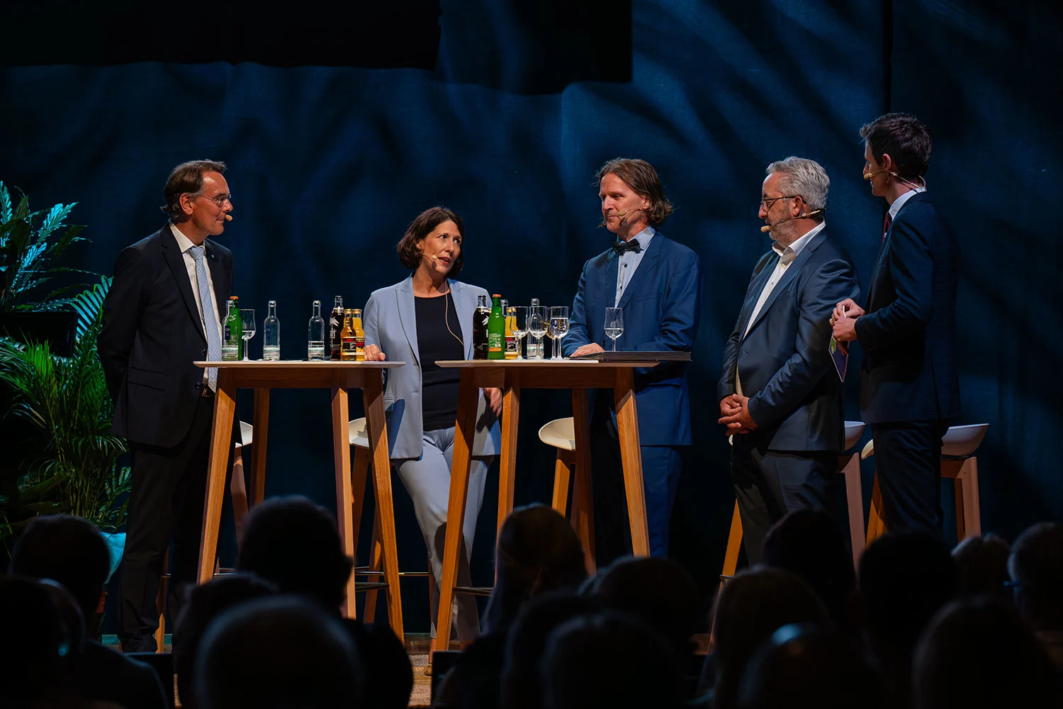 Titelbild Foto von Ingbert Liebing, Daniela Schmitt, Prof. Timo Leukefeld, Stephan Wilhelm und Markus Appelmann bei der Talkrunde auf dem Zukunftsforum 2024.