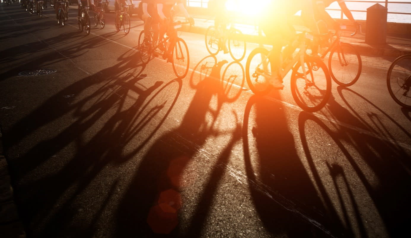 Gruppe von Radfahrenden auf einer Straße. Gruppe von Radfahrenden auf einer Straße.