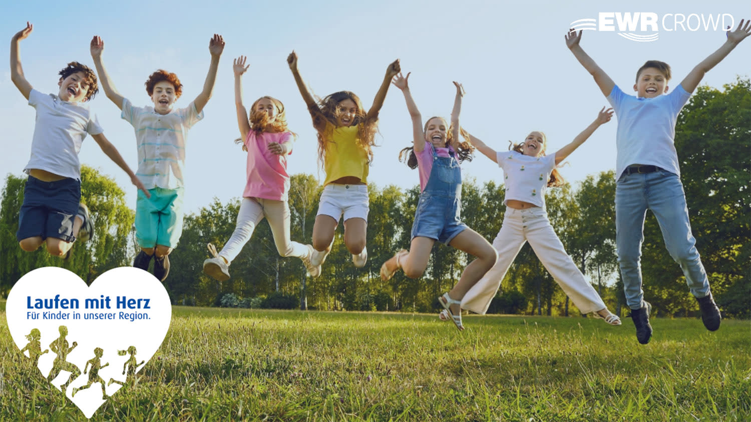 Glückliche Kinder springen auf einer Wiese Glückliche Kinder springen auf einer Wiese