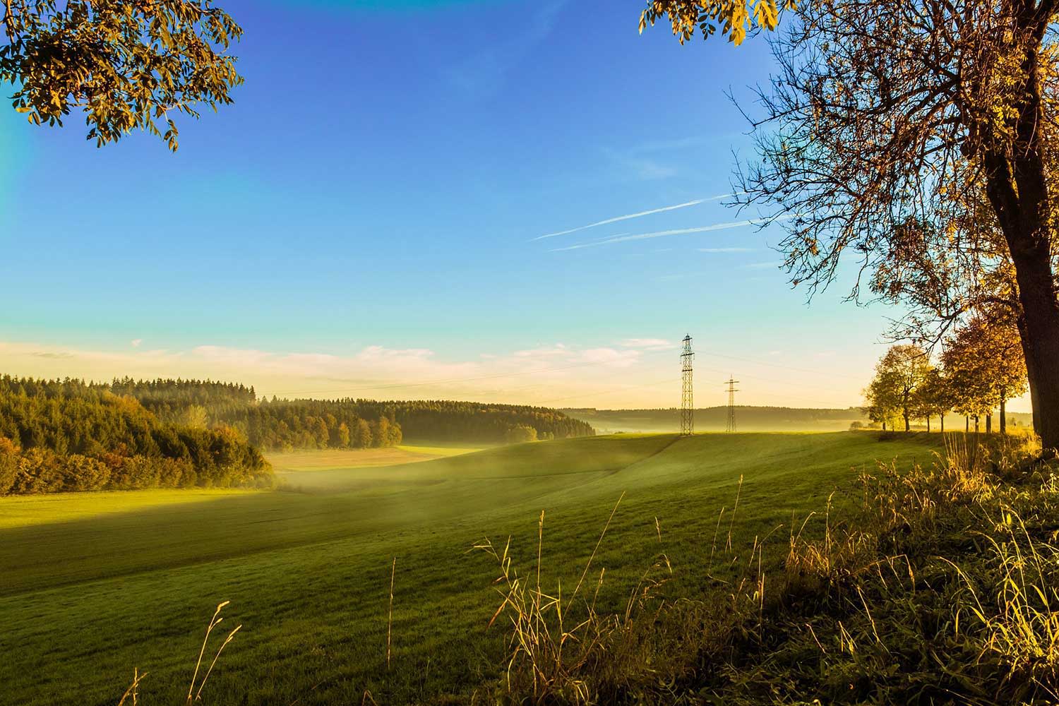 Titelbild Landschaftsfoto mit Strommasten
