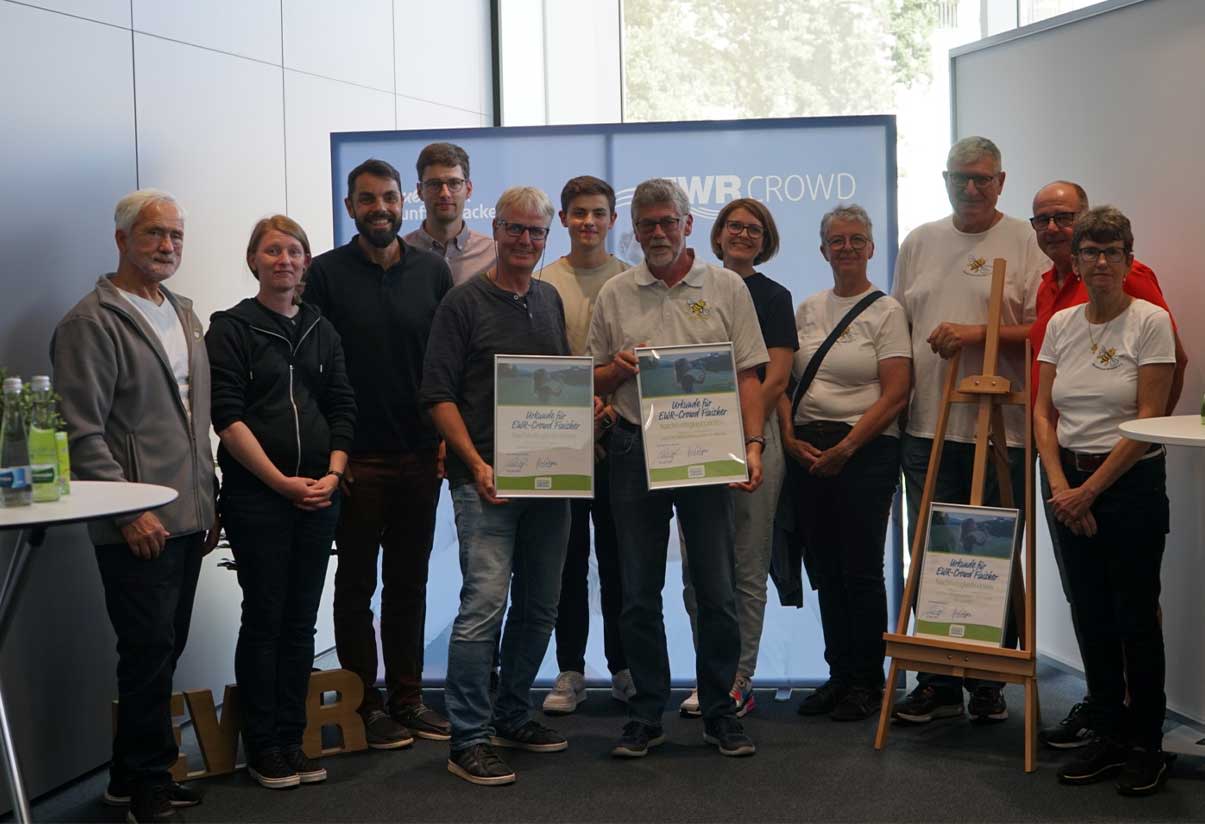 Mitarbeiter der EWR AG übergeben die Urkunde an die Bienenfreunde Wonnegau und den Förderverein Sport am Trappenberg e.V.