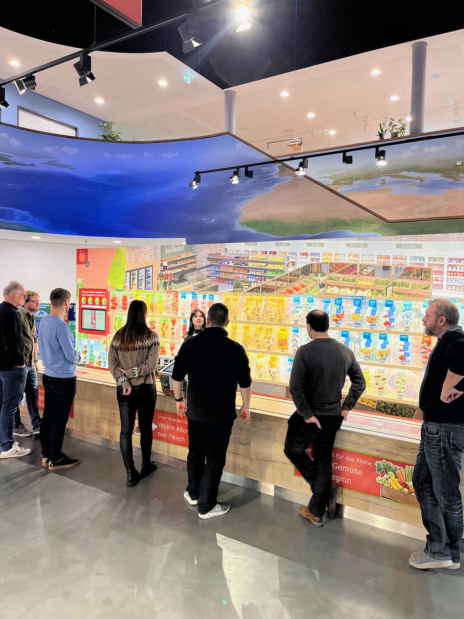 Diverse Personen erhalten eine Führung durch die Klima Arena