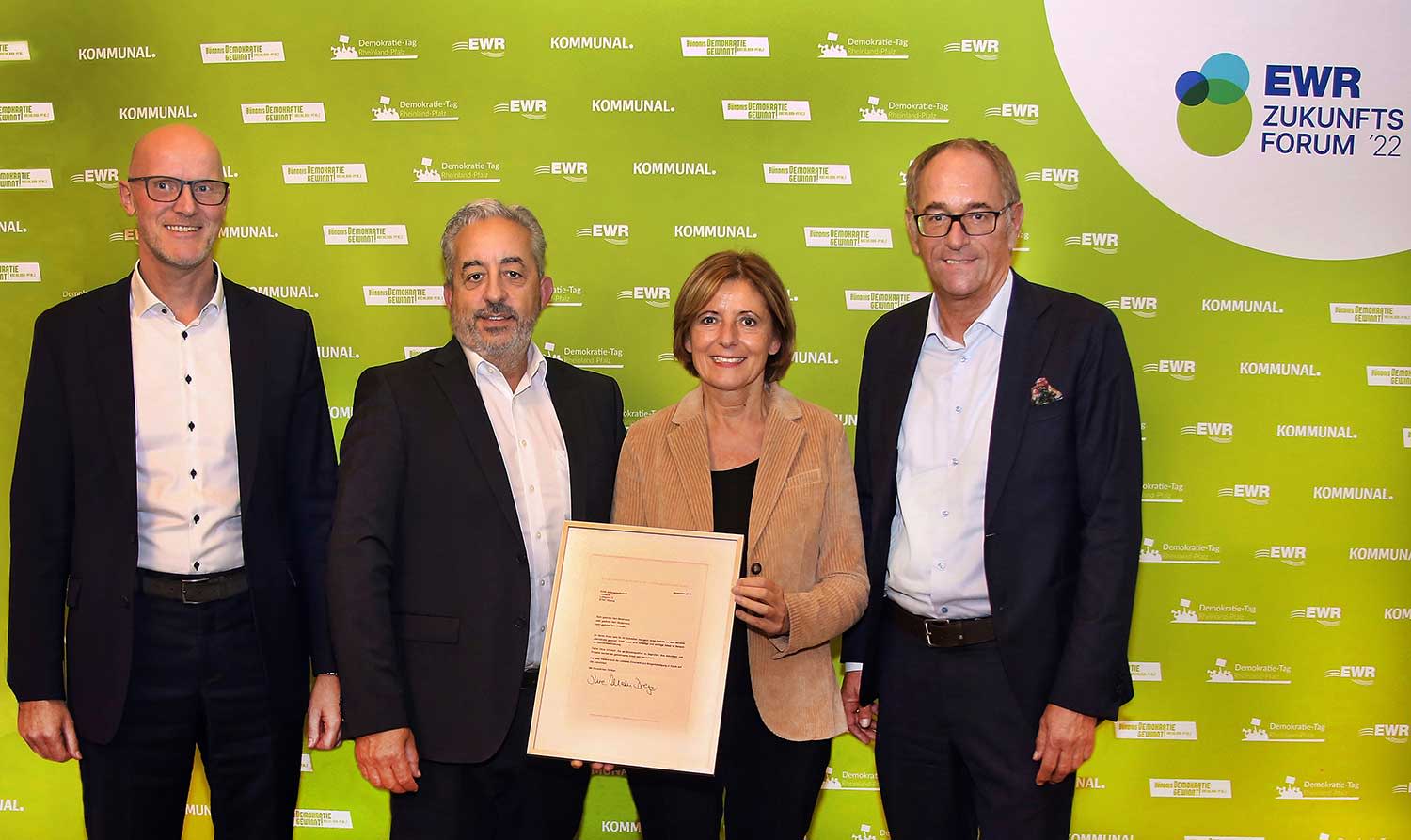 Vorstand Wilhelm, Stüdemann, Lagois erhält die EWR-Mitgliedsurkunde von Ministerpräsidentin Malu Dreyer überreicht