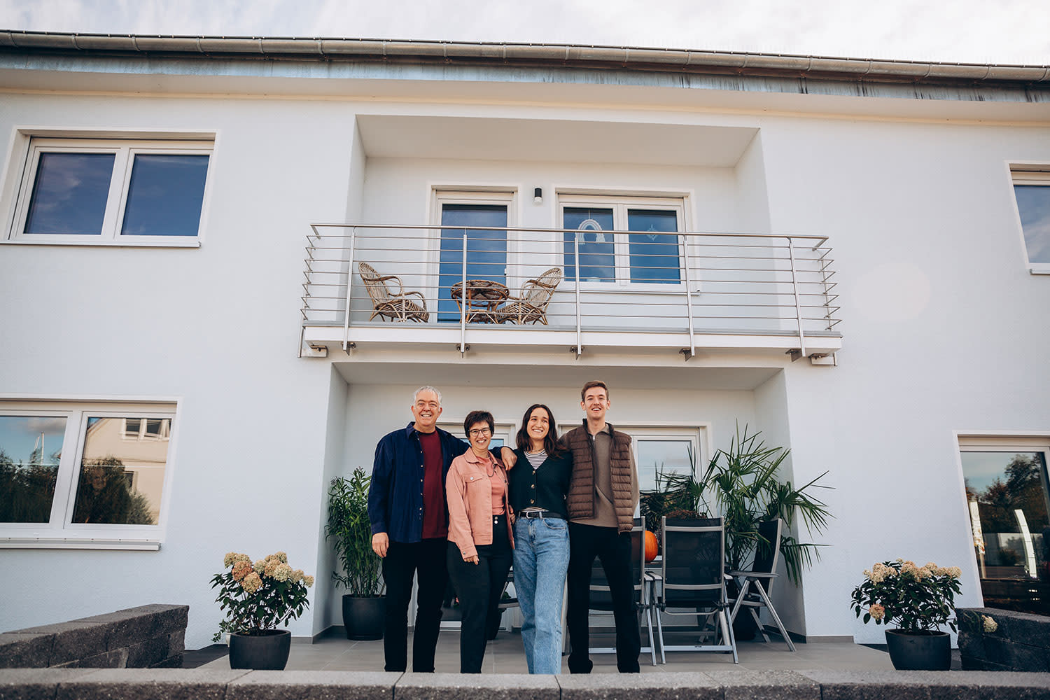 Titelbild Familie Hahn-Schwaiger vor ihrem sanierten Haus in Worms-Pfeddersheim