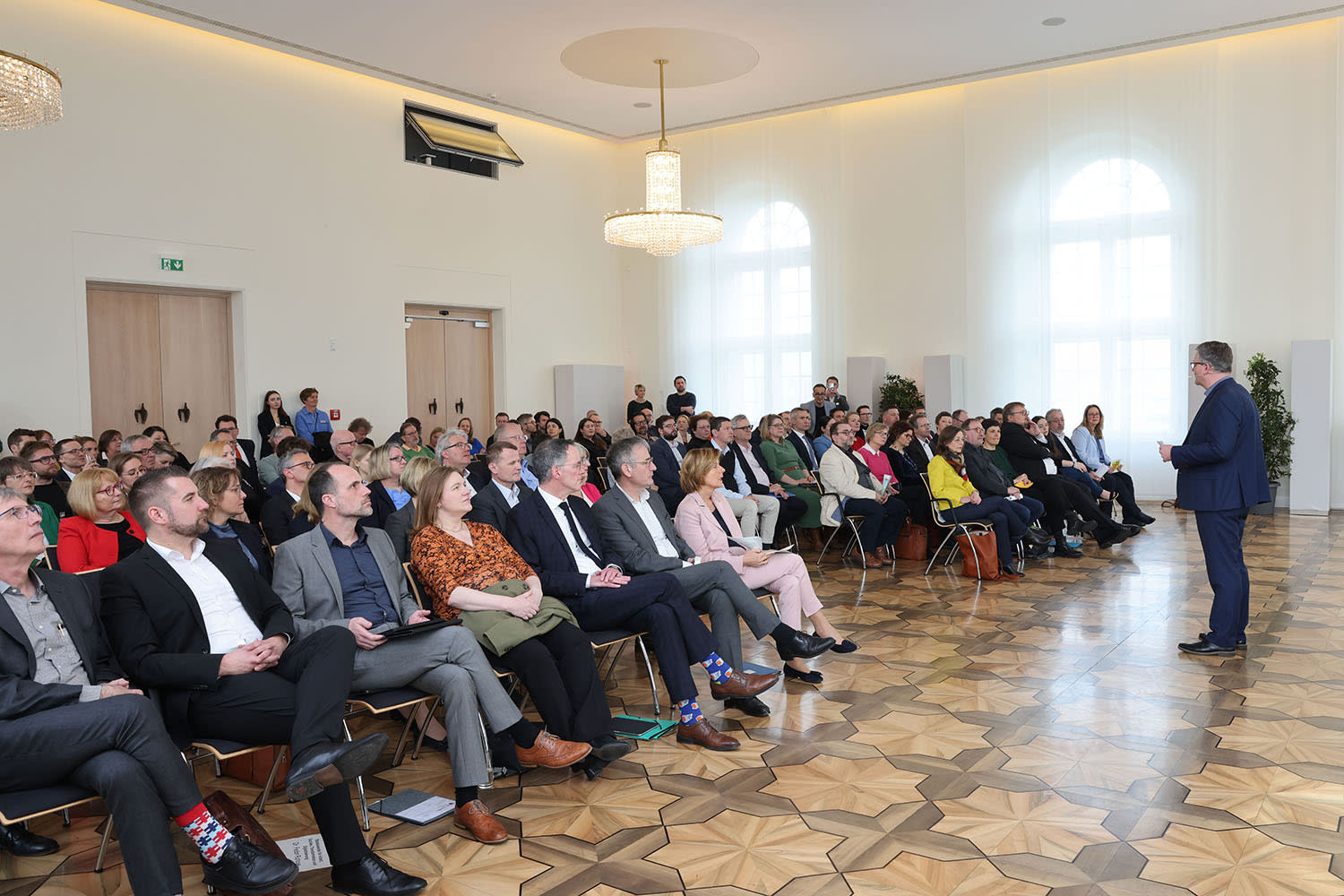 Teilnehmende am Bündnistreffen Demokratie gewinnt in einem Sitzungssaal vom 11. März 2024