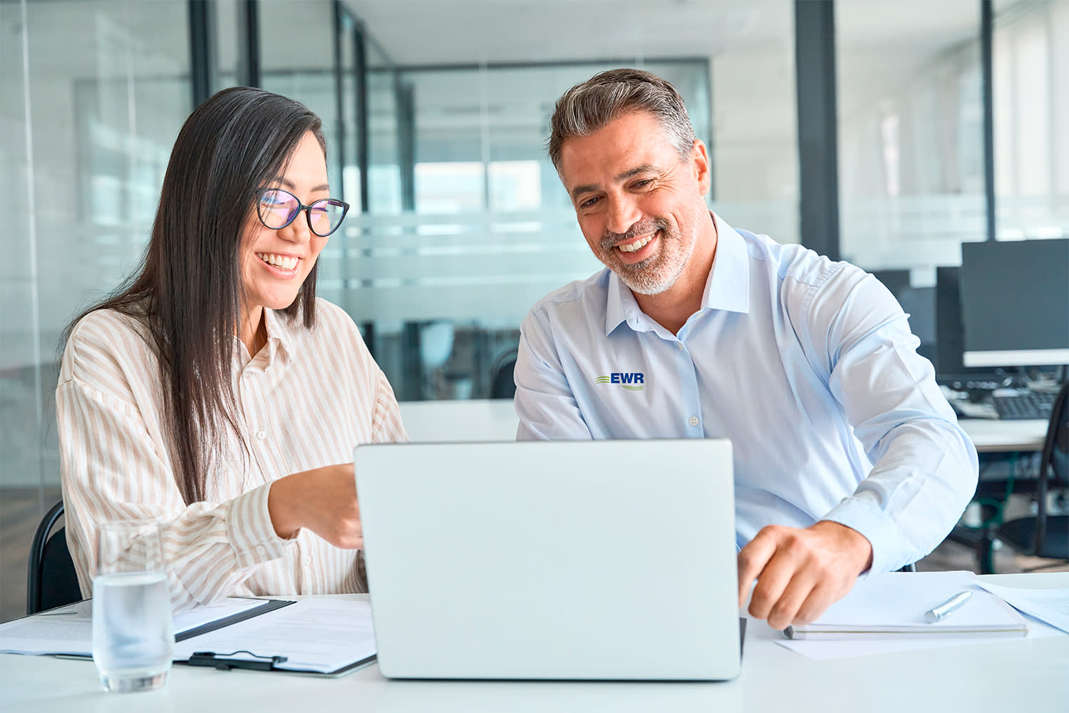 Titelbild Beratungsgespräch am Laptop zwischen Mann und Frau