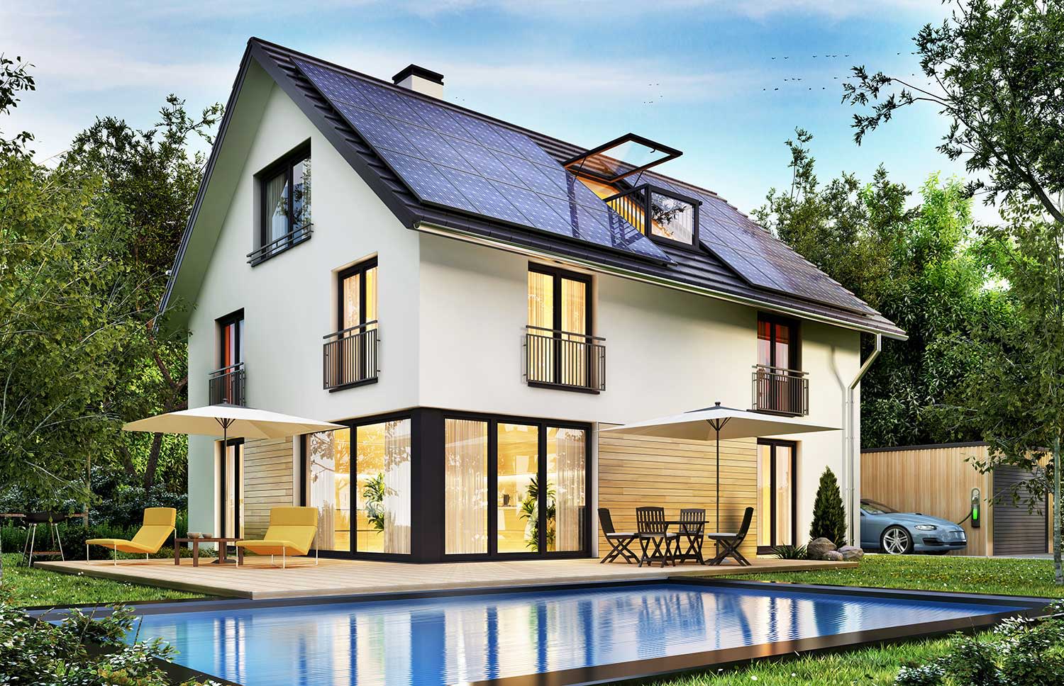 Landhaus mit Sonnenkollektoren auf dem Dach und einer Terrasse und einem Pool.