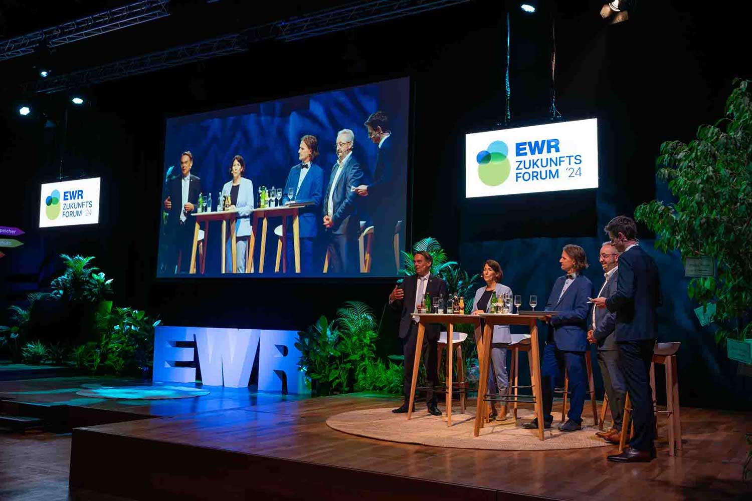 Teilnehmer des EWR Zukunftsforums auf der Bühne bei der Podiumsdiskussion