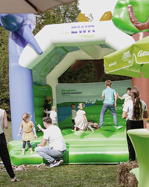 Hüpfburg der EWR AG spielende Kinder