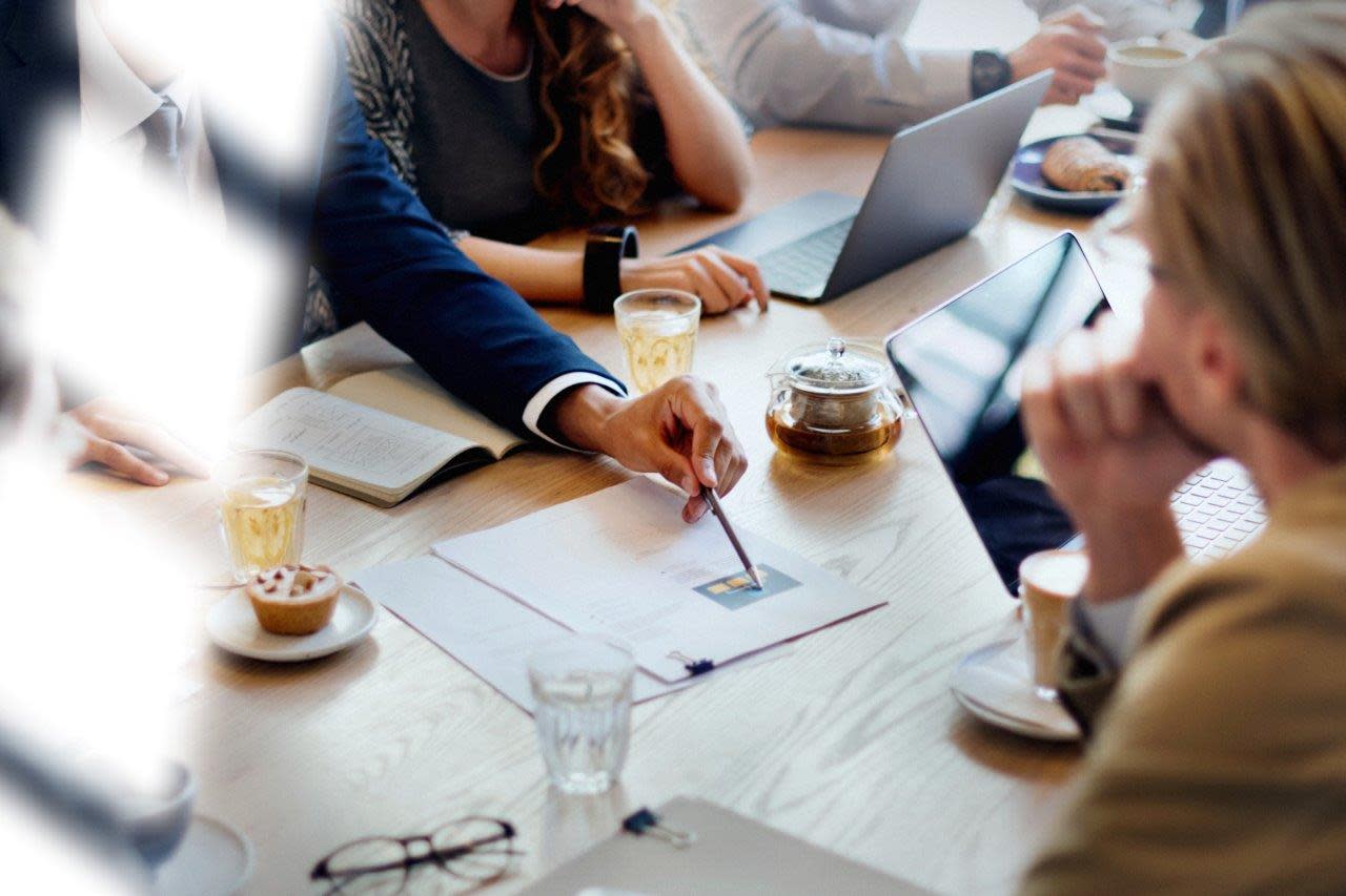Personen sitzen am Tisch zusammen Personen sitzen am Tisch zusammen