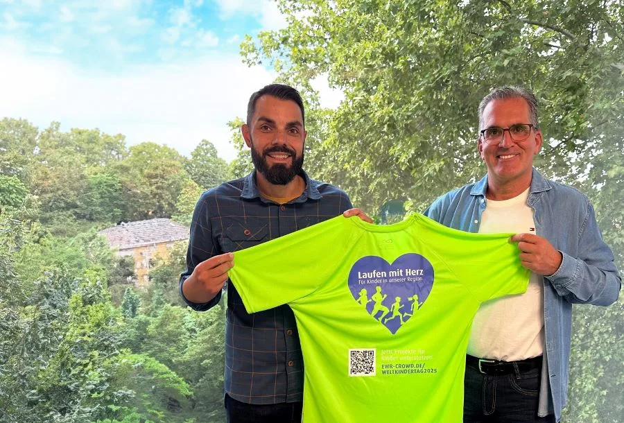 Dominik Nagel und Jürgen Fuchs präsentieren das EWR-Laufshirt für den Nibelungenlauf.