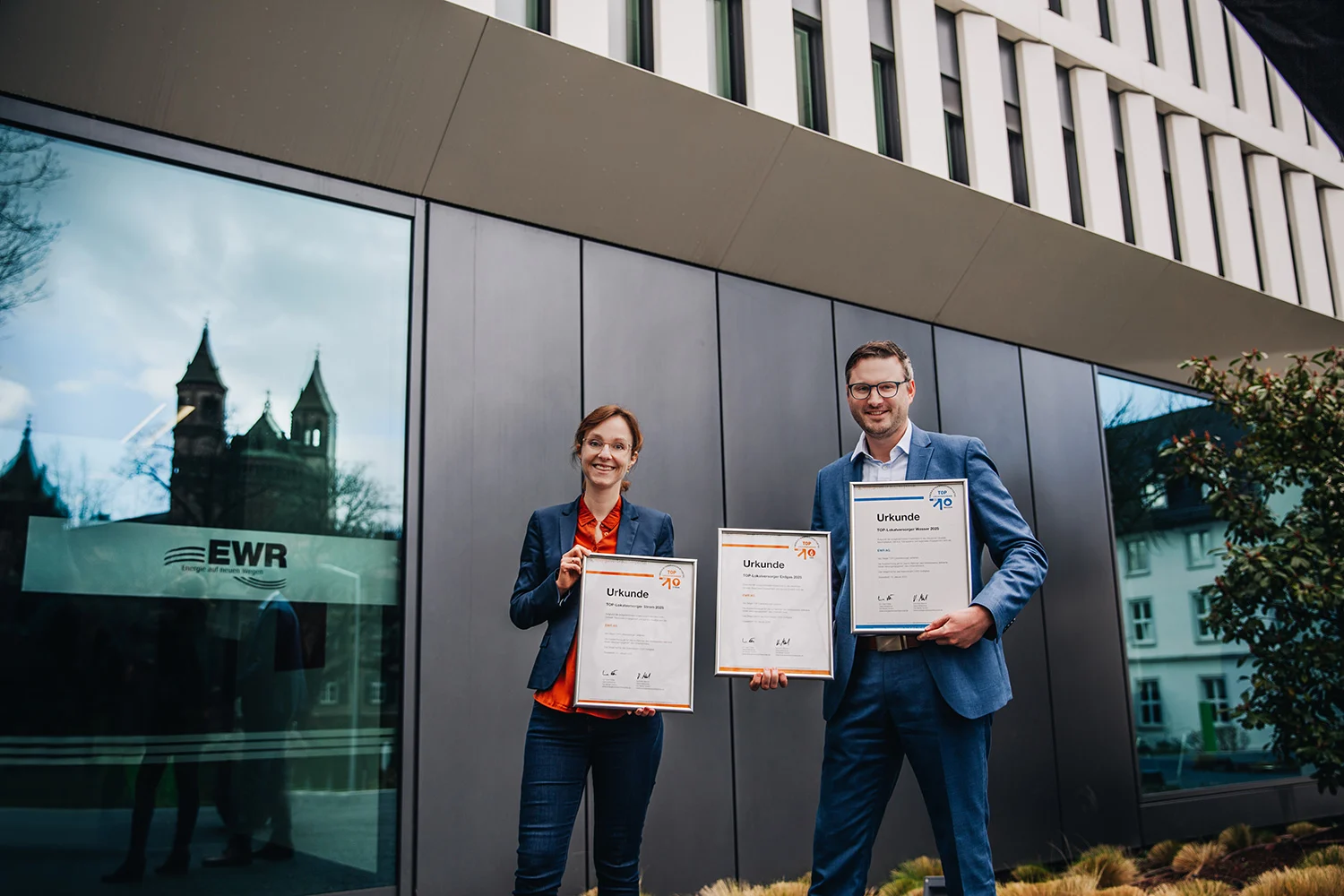Vertriebsleiter Maximilian Bohr und Nadine Eberle mit der Urkunde Top Lokalversoger