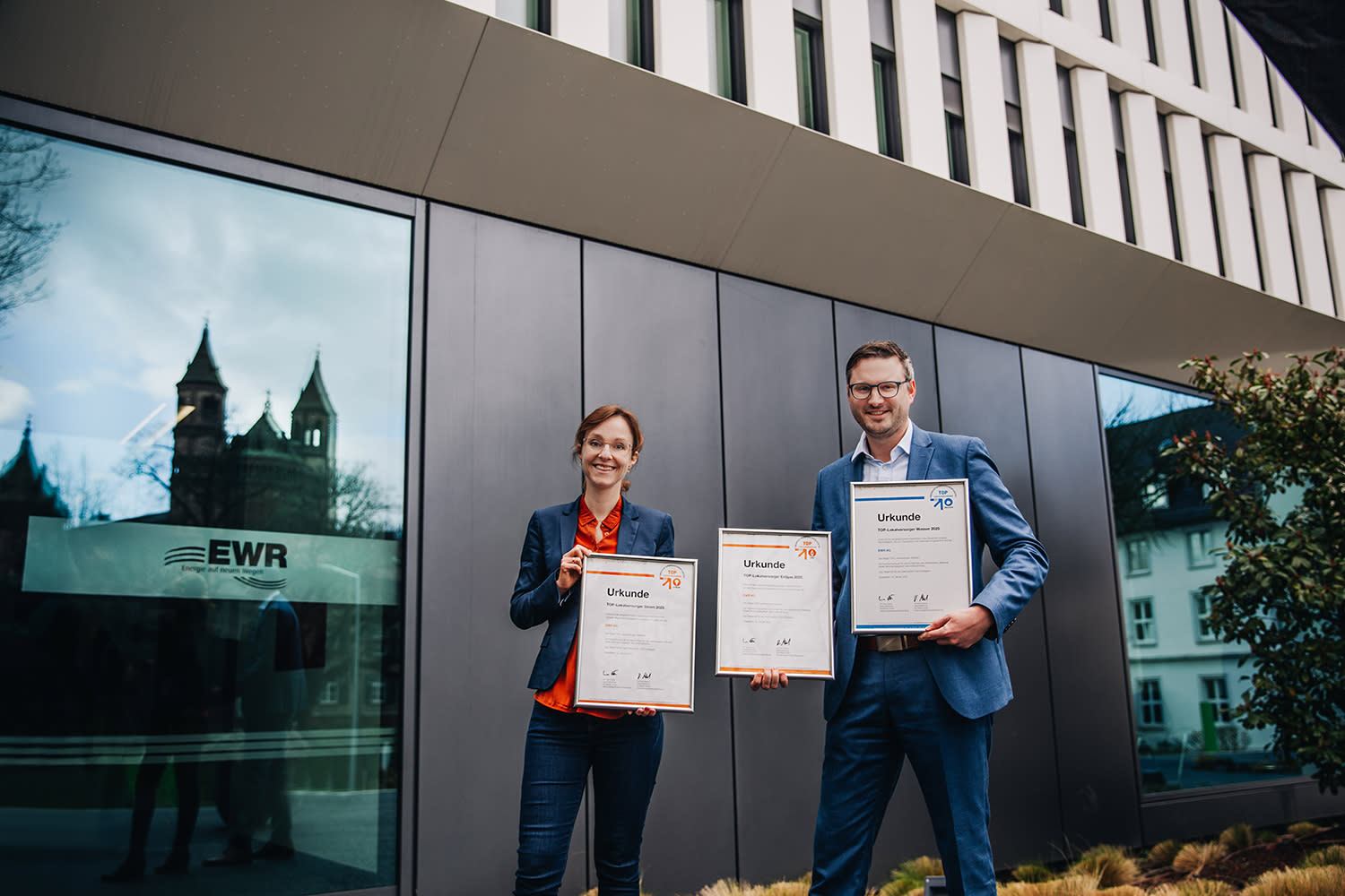 Titelbild Vertriebsleiter Maximilian Bohr und Nadine Eberle mit der Urkunde Top Lokalversoger
