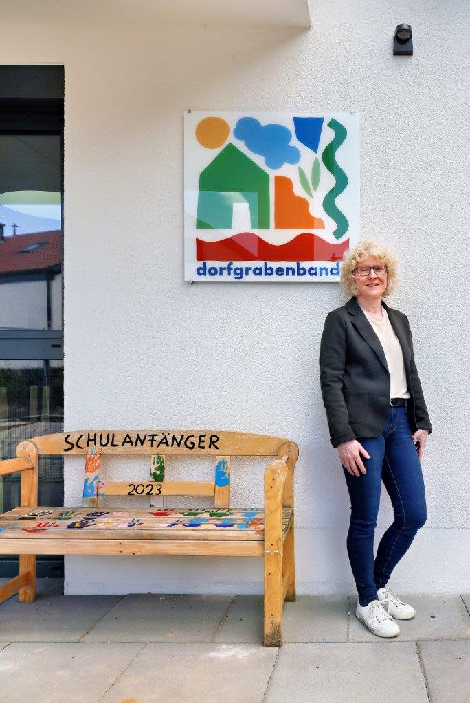 Ortsbürgermeisterin Sabine Kröhle vor der neuen Kita Dorfgrabenbande