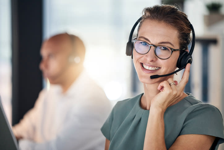 Call Center-Mitarbeiterin mit Lächeln