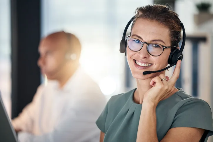 Call Center-Mitarbeiterin mit Lächeln