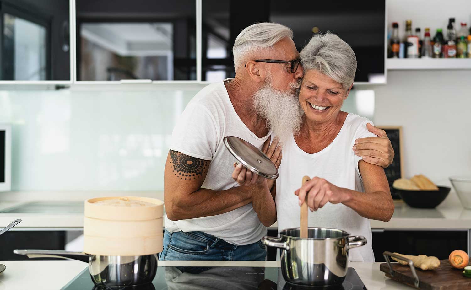 Senior-Paar kocht glücklich in der Küche