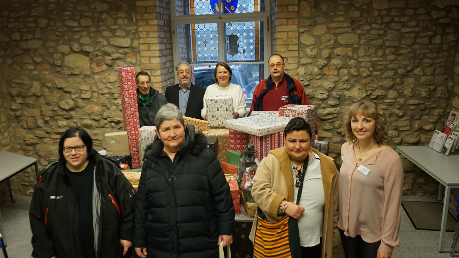 EWR Crowd übergibt Geschenke in Alzey EWR Crowd übergibt Geschenke in Alzey