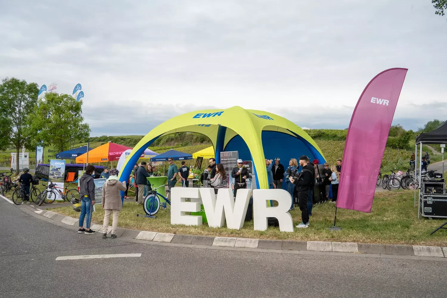 EWR Stand am Kreisel mit Zelt und Beachflag