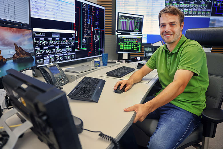 Mitarbeiter in der EWR-Netzleitstelle am Schreibtisch