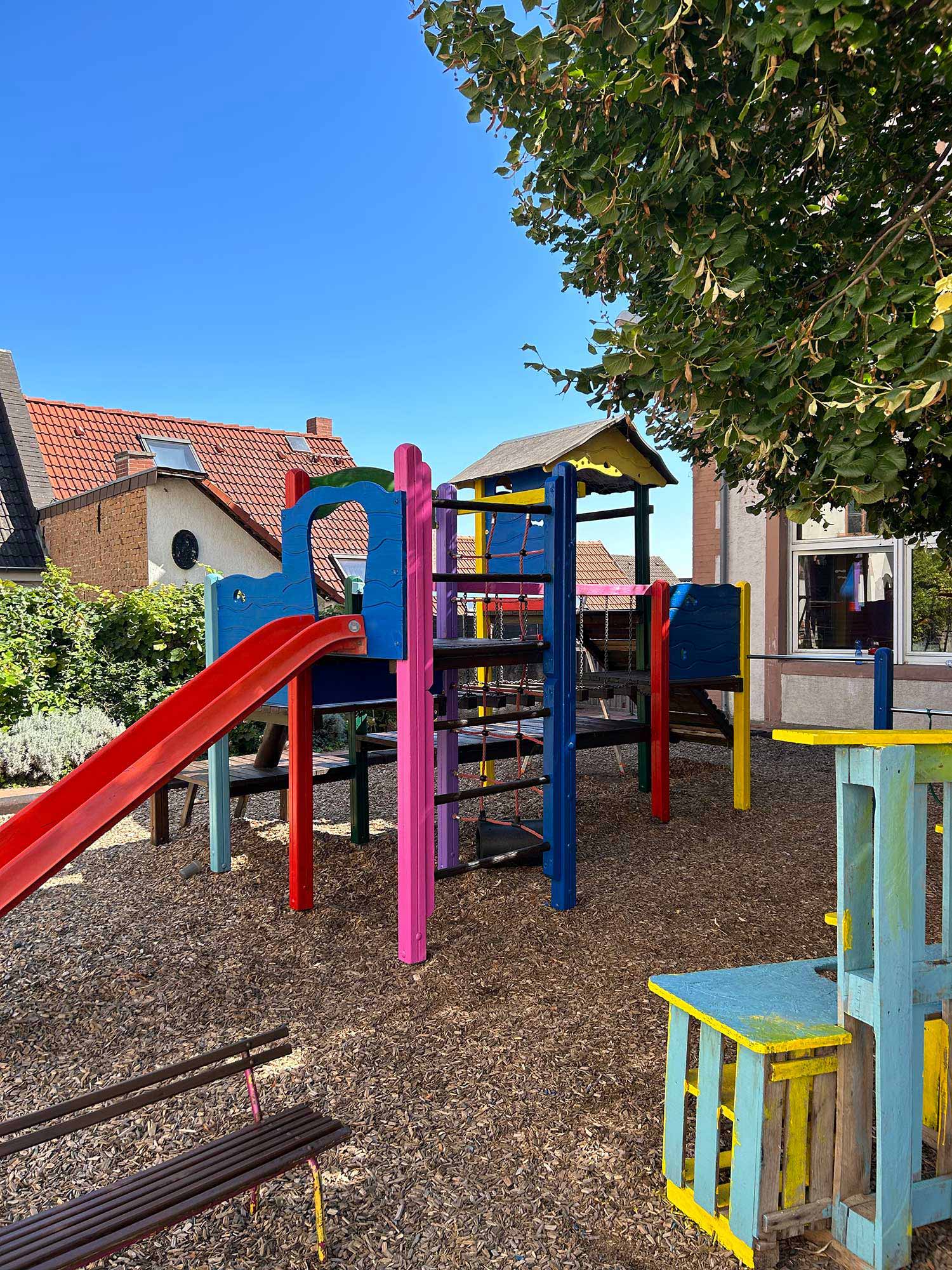 Aufnahme des neu gestrichenen Klettergerüstes der Kita St. Peter in Worms-Herrnsheim