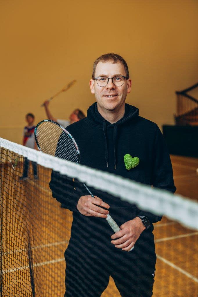 Sebastian Züfle vom TV Offenheim Badminton steht mit einem Badmintonschläger in der Sporthalle
