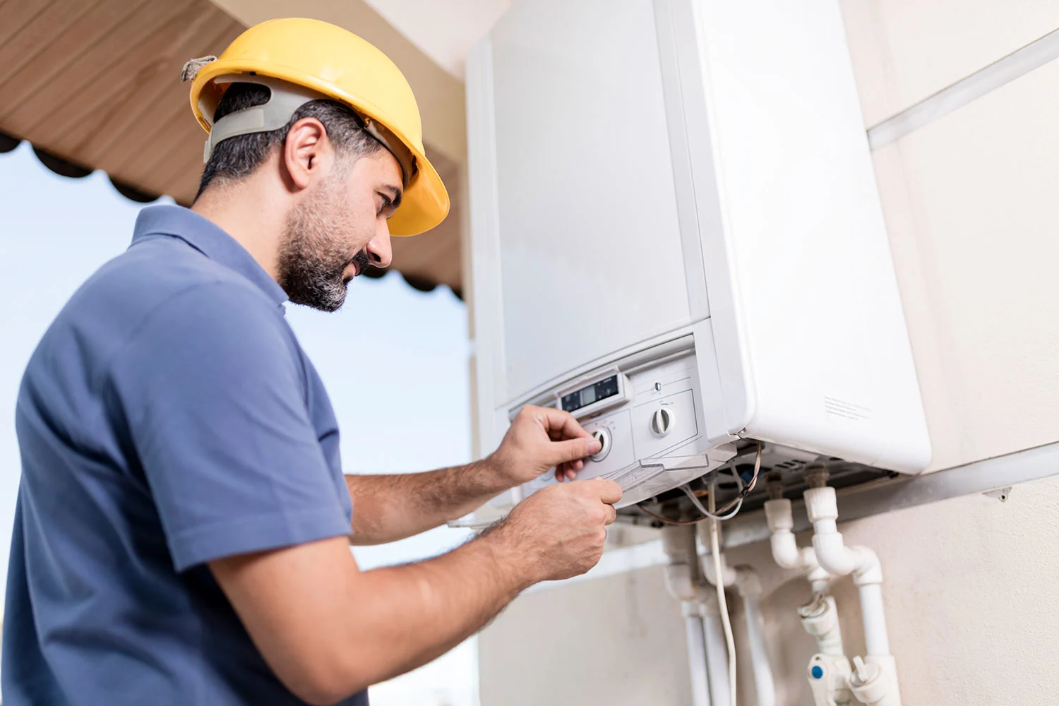 Handwerker installiert neue Heizung