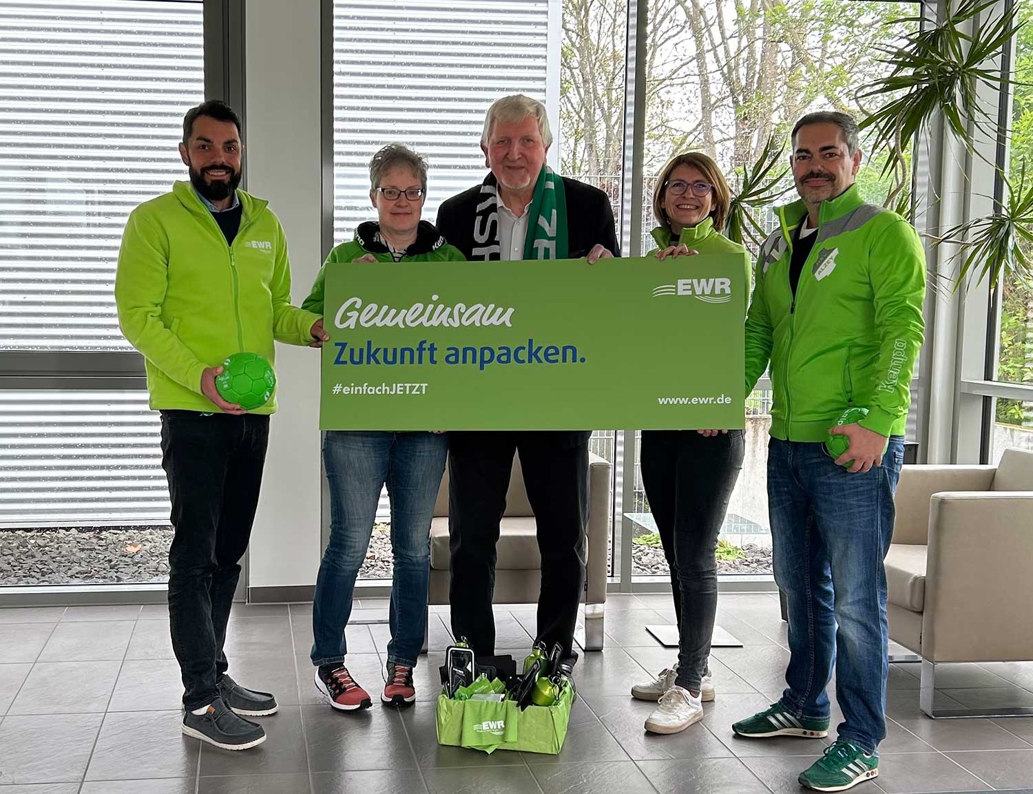 Dominik Nagel, Anke Walldorf-Schäfer, Werner Geißel, Julia Antipca und Marc Lungwitz bei der Gratulation zum Vereinsjubiläum. Dominik Nagel, Anke Walldorf-Schäfer, Werner Geißel, Julia Antipca und Marc Lungwitz bei der Gratulation zum Vereinsjubiläum.
