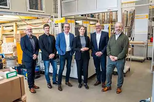 Gruppenfoto in einer Halle von der Firma Elektro Knies
