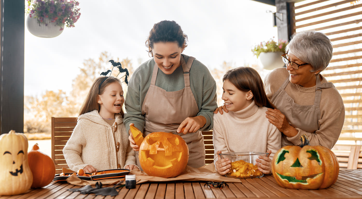 Titelbild Familie schnitzt Halloweenkürbisse