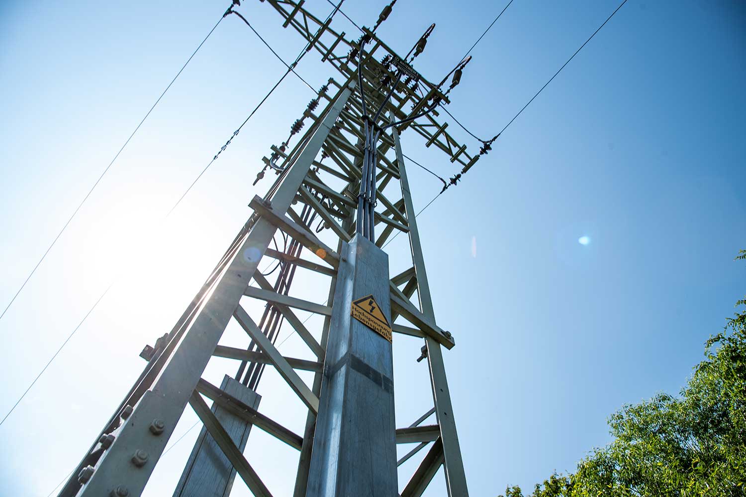Aufnahme eines Strommasts von unten