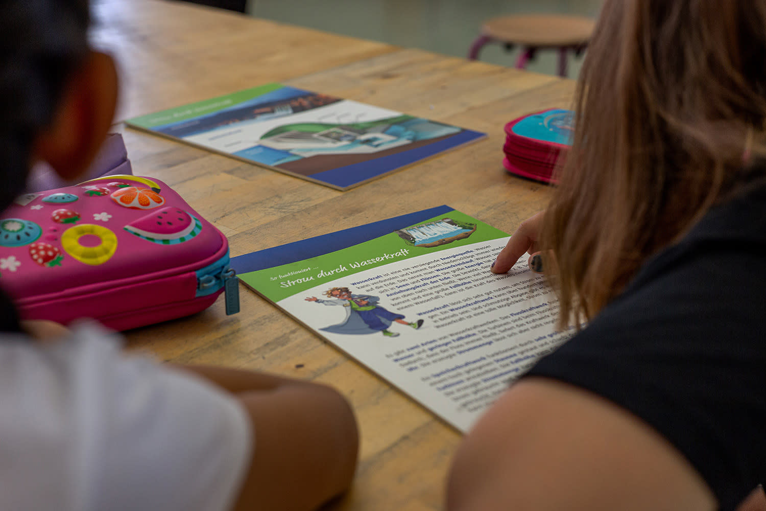Zwei Kinder lesen den EWR Energiesparführerschein