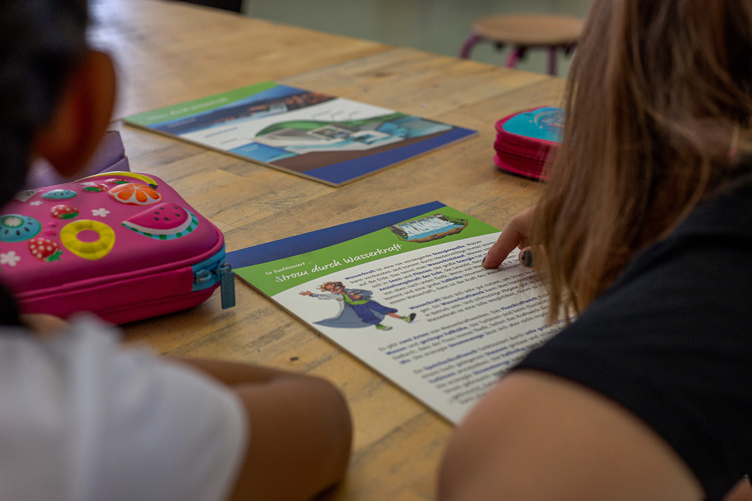 Zwei Kinder lesen den EWR Energiesparführerschein