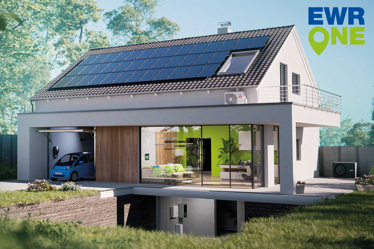 Modernes Haus mit Photovoltaikanlage auf dem Dach und EWR One Logo.