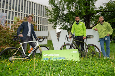 Titelbild Foto von Organisator Markus Appelmann, Leiter Sponsoring bei EWR Dominik Nagel und Veranstaltungsmanager Dustin Hoffmann von EWR stehen vor dem EWR Logo