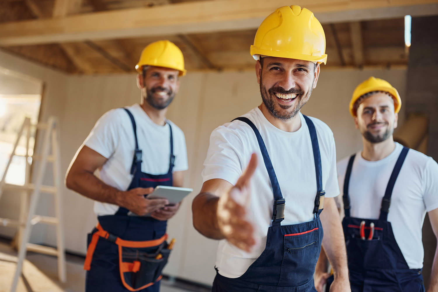 Freundliche Handwerker auf Baustelle