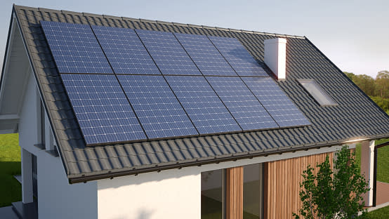 Haus mit Sonnenkollektoren