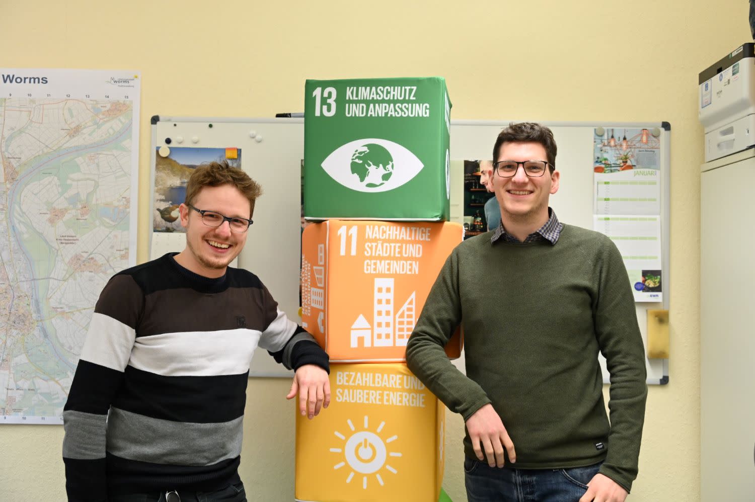 Titelbild alt = 'Zwei Personen stehen neben einem Würfelturm. Auf dem Würfelturm sind die SDGs Ziele zu sehen'
description = 'Team Klimaschutz & Klimaanpassung der Stadt Worms: Martin Hassel (links) und Marcus Engelbrecht (rechts)
copyright = 'Stadt Worms'